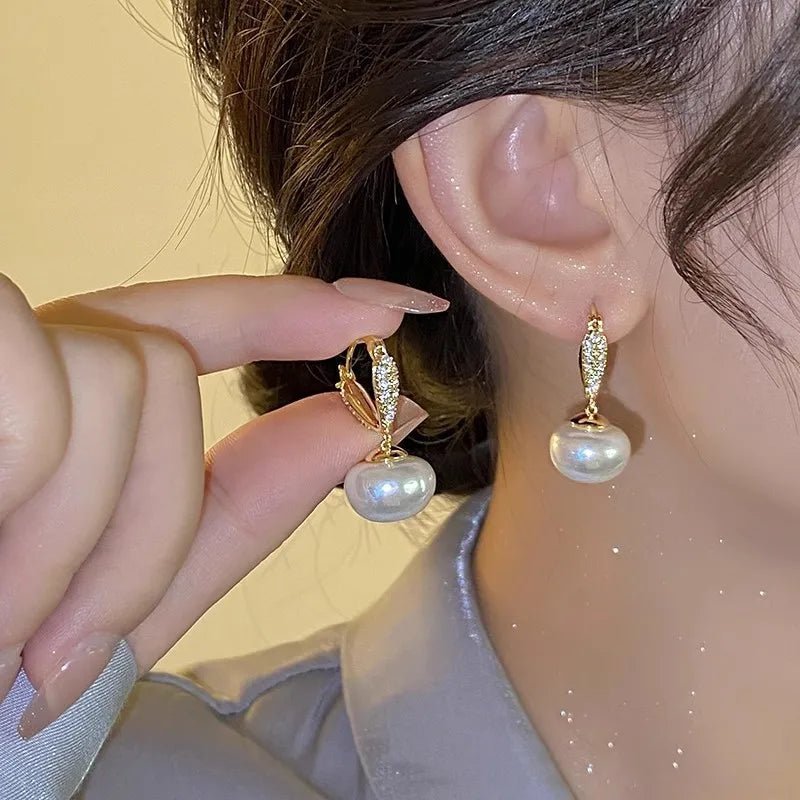 Hold A pearl Earring - Raze Official